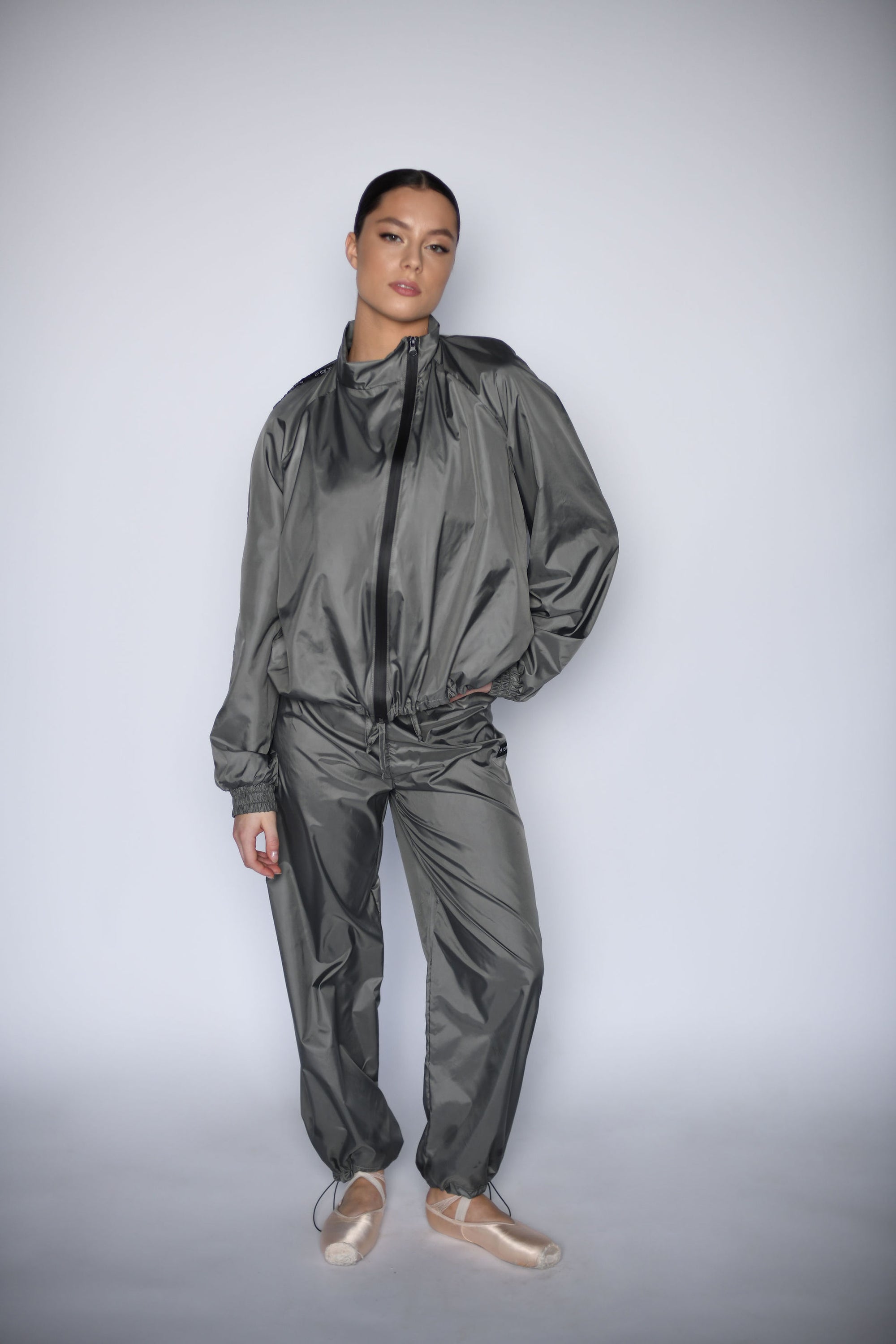 NEW URBAN SWAN COLLECTION S/S 23 | Dark concrete sports suit with pants