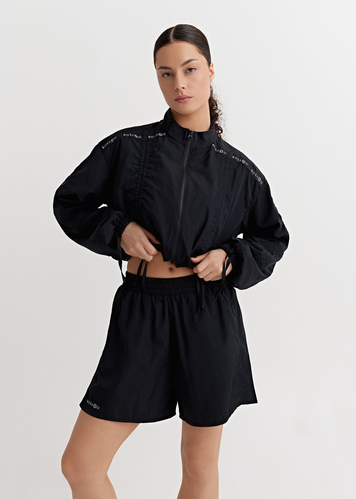 KLASIKINIS SPRINTAS KOLEKCIJA 25 | Klasikinis juodas sportinis kostiumas su šortais