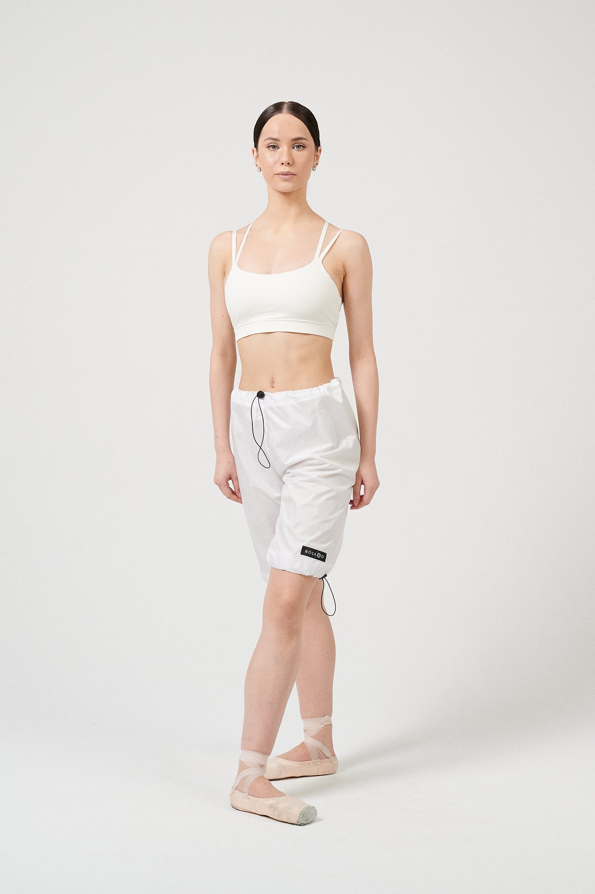 FUTURE GISELLE KOLEKCIJA 24 | Kosminiai balti ilgi šortai 