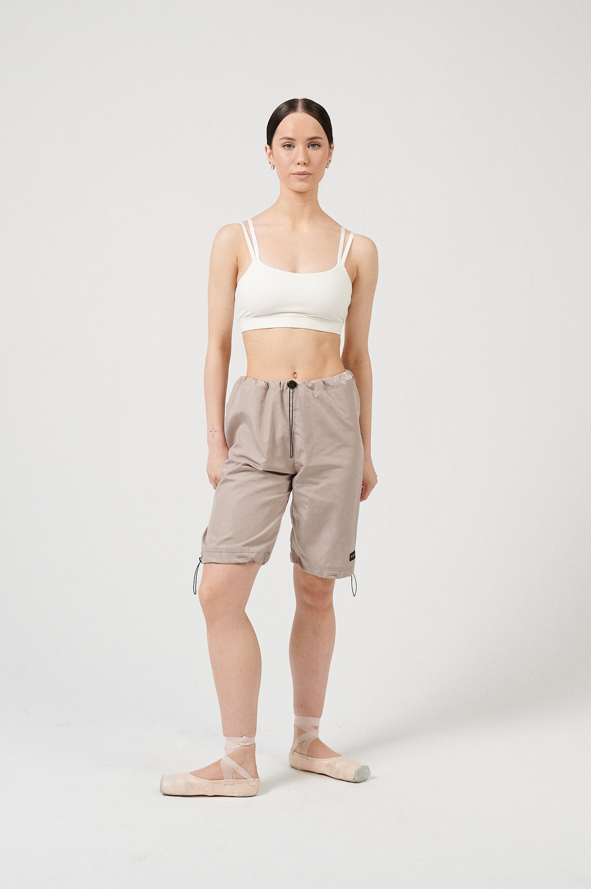 URBAN SWAN KOLEKCIJA | kreminiai ilgi šortai 