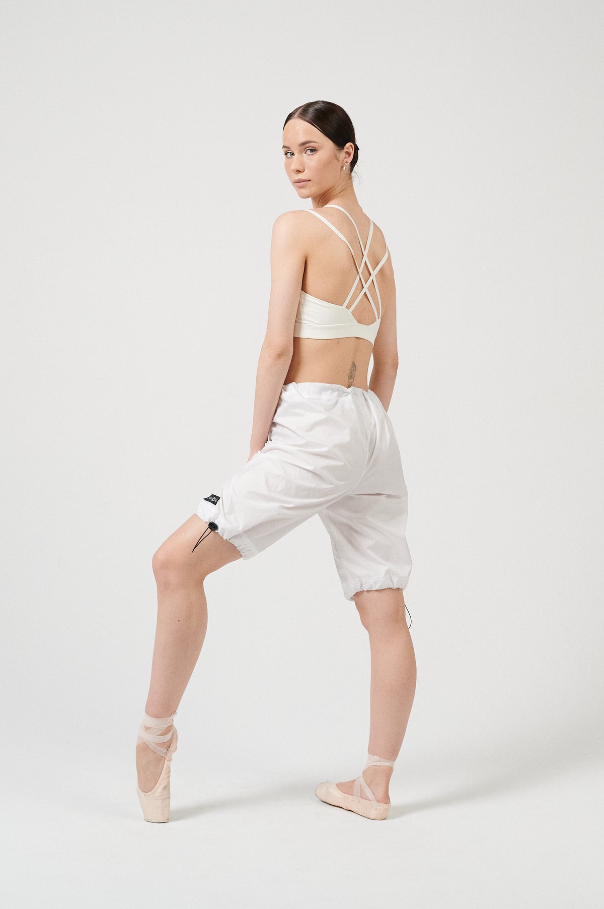 FUTURE GISELLE KOLEKCIJA 24 | Kosminiai balti ilgi šortai 