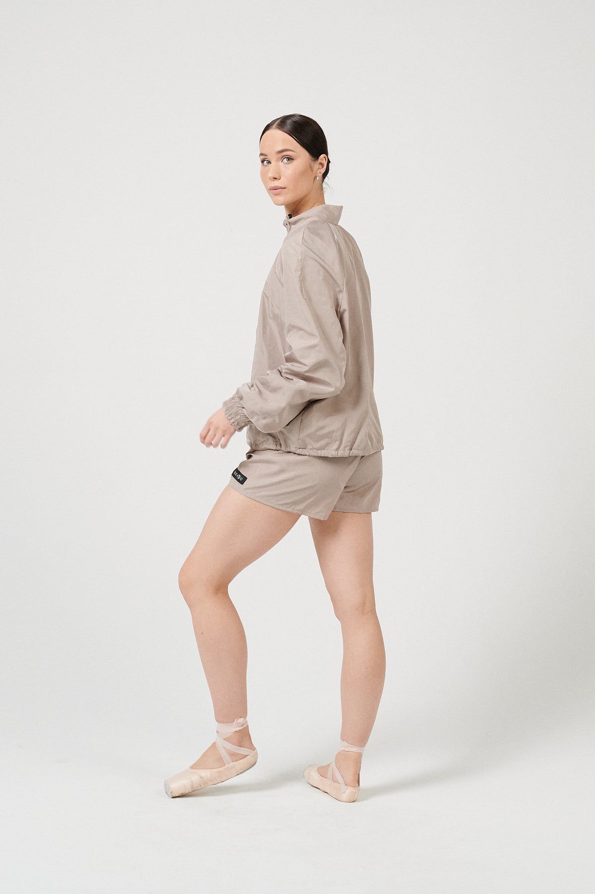URBAN SWAN COLLECTION | Cream sports suit with shorts