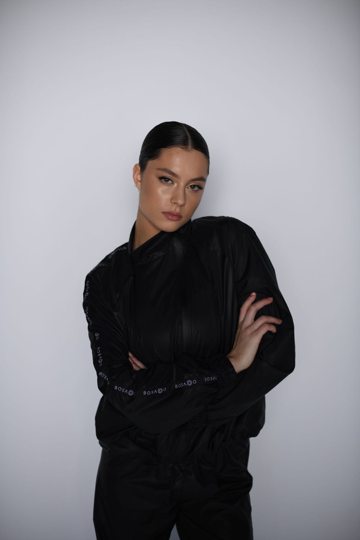 NEW URBAN SWAN KOLEKCIJA S/S 23 | Juodos spalvos perlų striukė