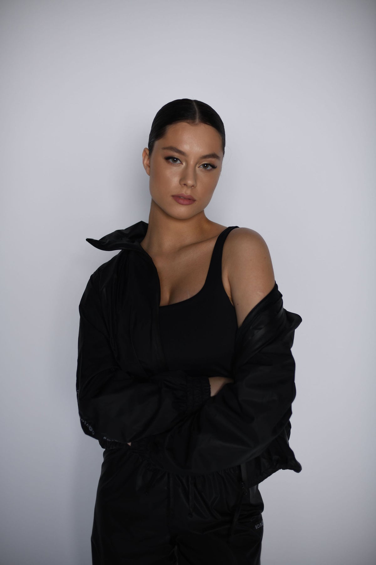 NEW URBAN SWAN KOLEKCIJA S/S 23 | Juodos spalvos perlų striukė