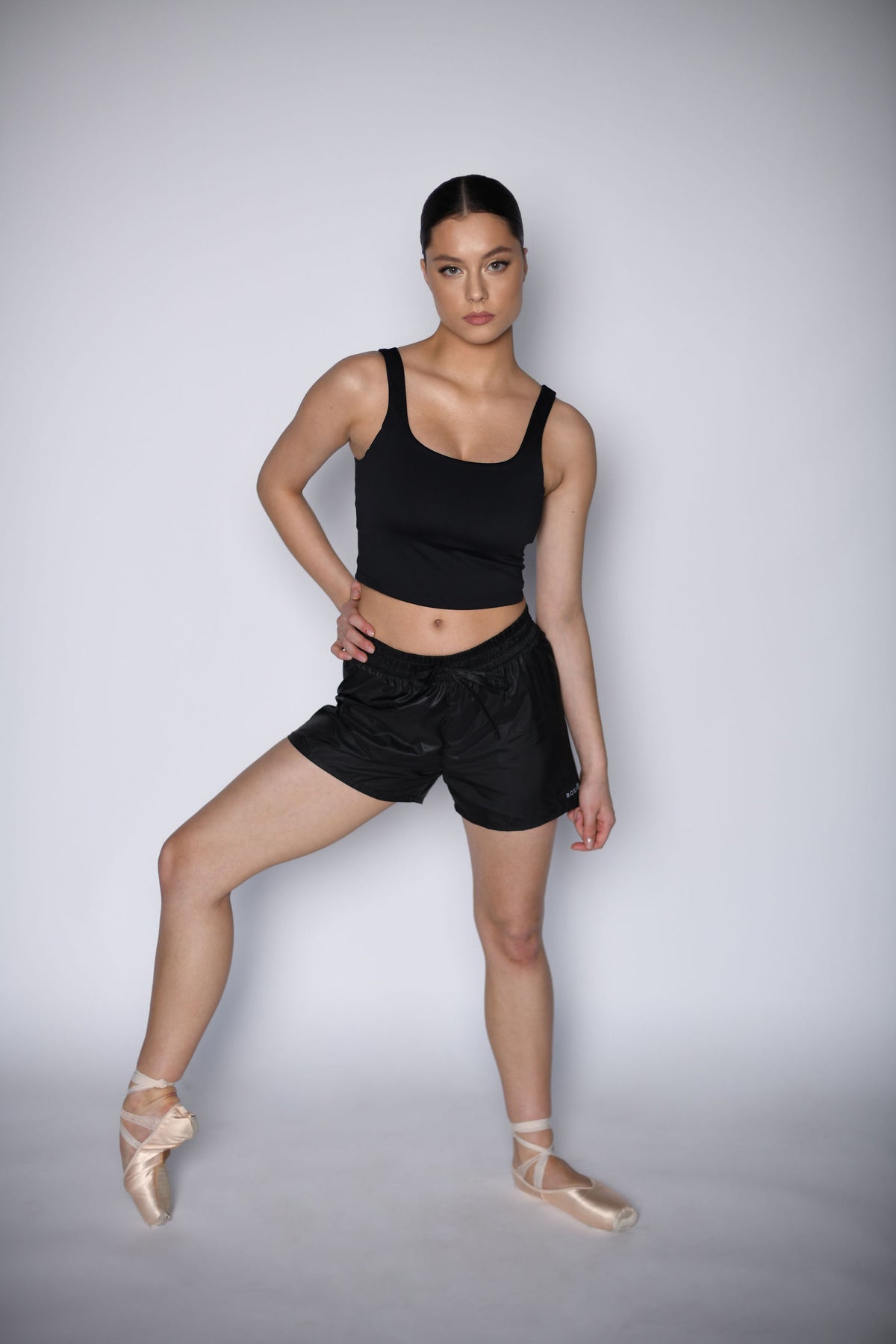 NEW URBAN SWAN KOLEKCIJA S/S 23 | Juodi perliniai šortai 