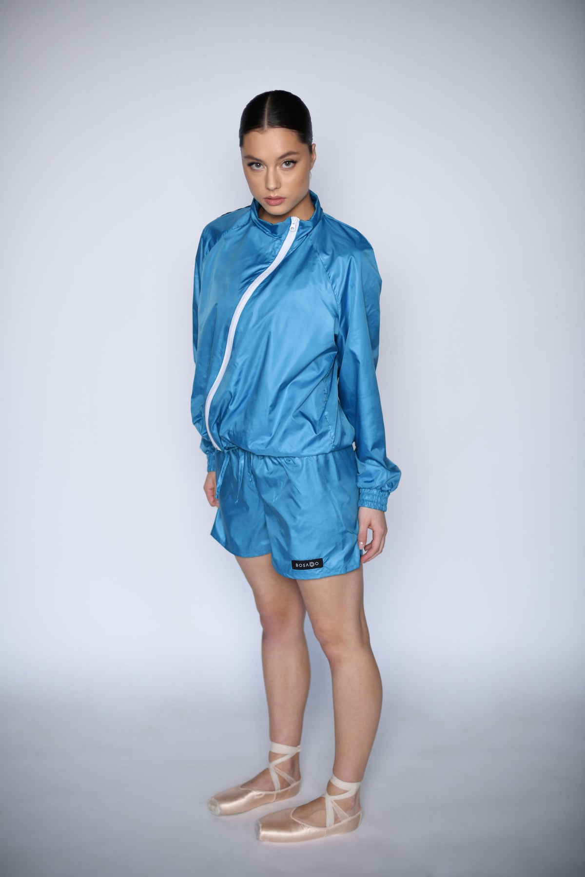 NEW URBAN SWAN KOLEKCIJA S/S 23 | Ledo mėlynumo sportinis kostiumas su šortais