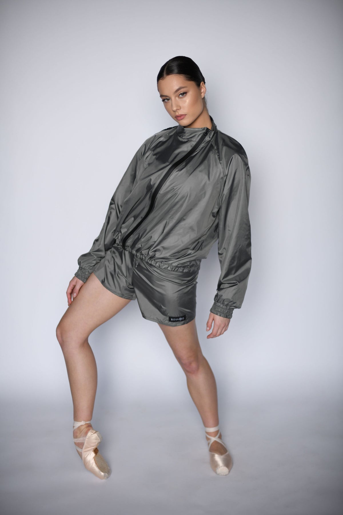 NEW URBAN SWAN KOLEKCIJA S/S 23 | Tamsus betoninis sportinis kostiumas su šortais 